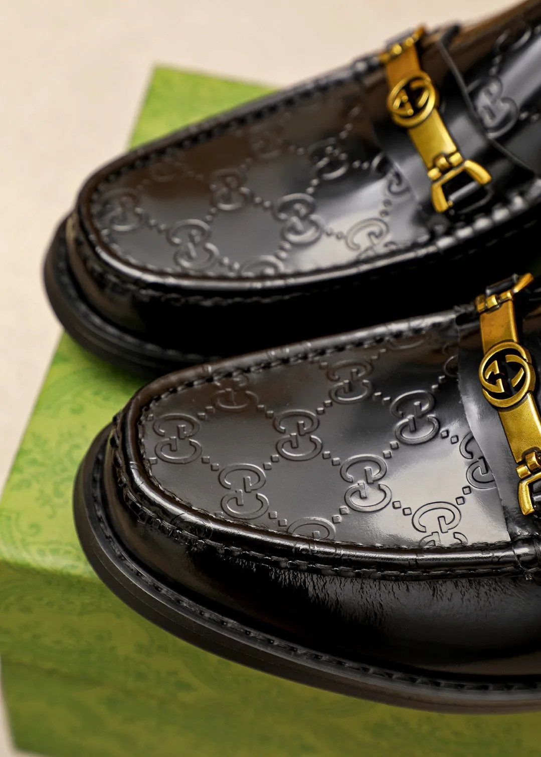 Men's shoes 💰460 💐 Product trademark: GUCCI "Gucci" casual leather shoes Regular size: 38-44 (45🉑️customized) Product materials: Selected imported first-layer open-edge beaded cowhide embossed upper + luxury hardware buckle, imported water-dyed cowhide leather lining. Strong three-dimensional visual effect, original combination outsole Color: 4⃣️colors available